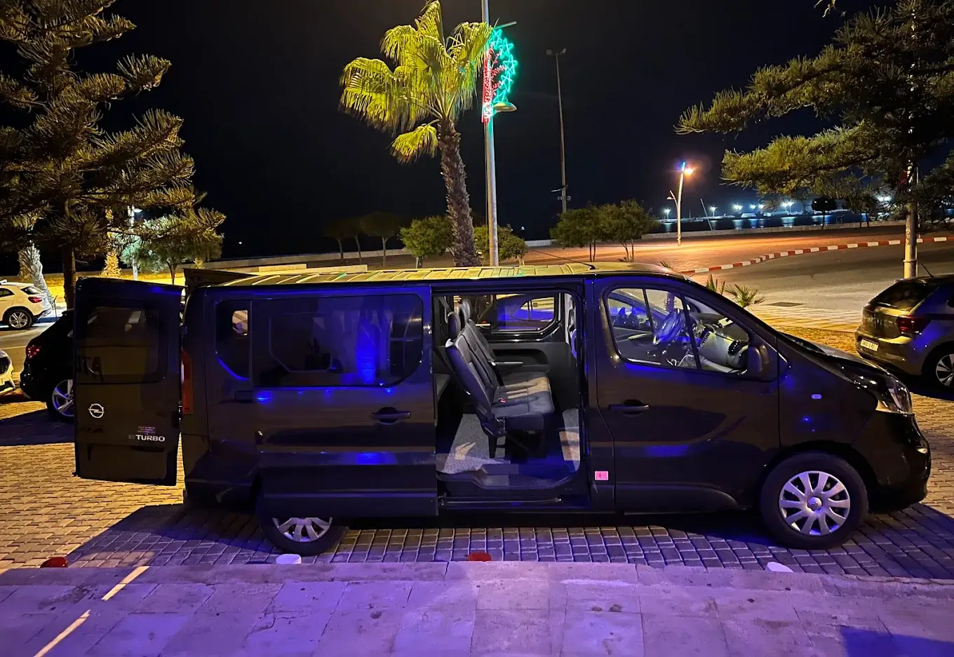 Van taxi privé à Marrakech de nuit pour les transferts aéroport et les déplacements en ville